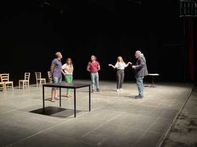 Ci sto prendendo sempre pi� gusto � confessa invece la 53enne Antonella (in foto la seconda da sinistra)-. Il contatto con il pubblico � un�esperienza quasi spirituale: il teatro � vita e mantiene giovani�